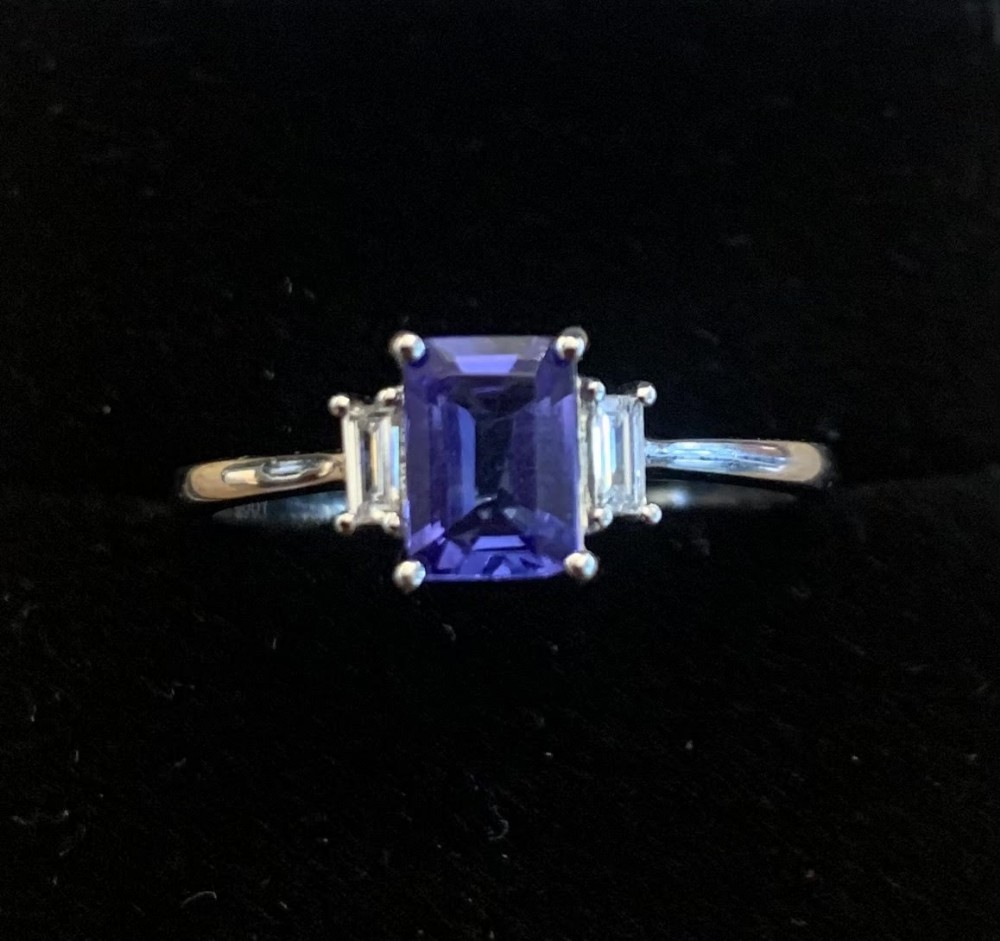 beautiful tanzanite and diamond ring set in platinum size r