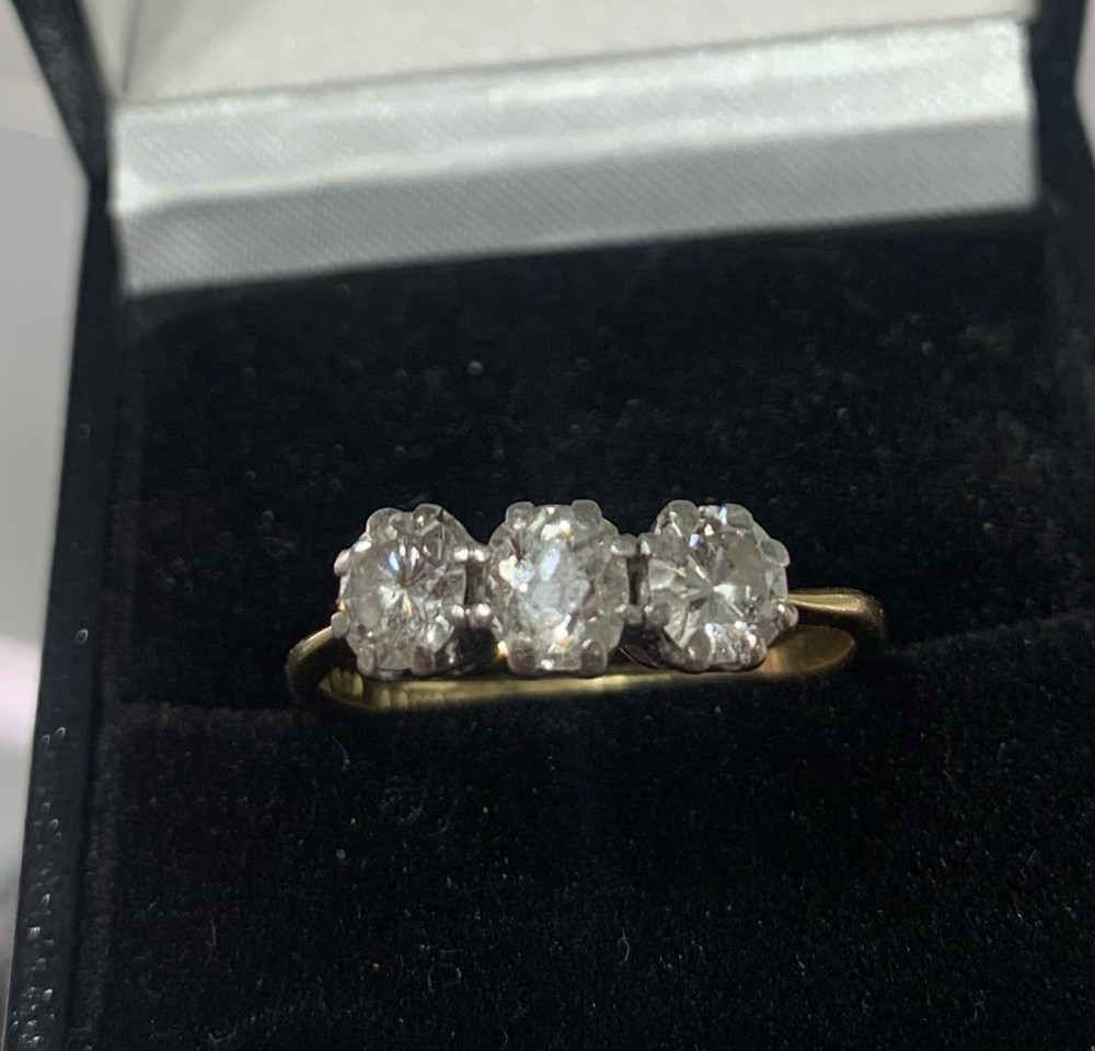 diamond trilogy 18ct gold ring size p